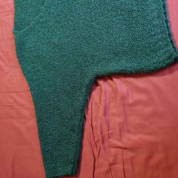 Green v-neck high-low sweater with sparkly shine - Picture 2 of 7